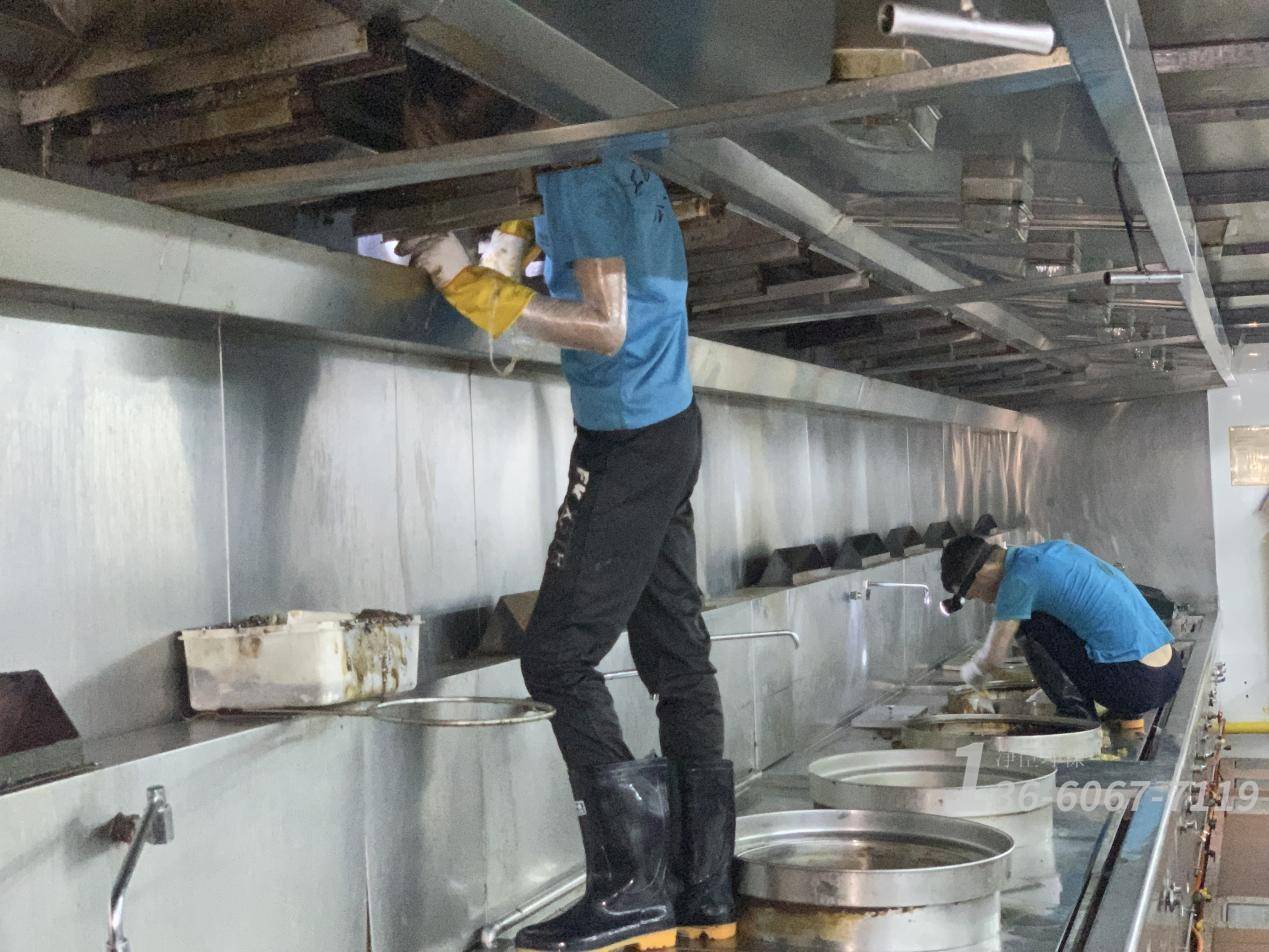 饭店清洗抽油烟机要专业团队帮忙深圳这家油烟机清洗公司评分很高
